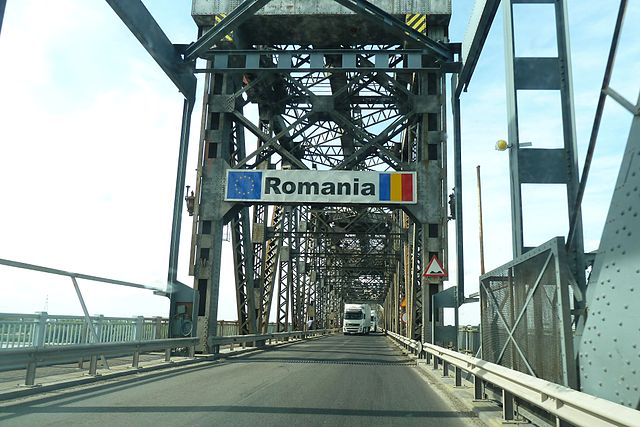640px-Danube_Bridge_border_crossing.jpg
